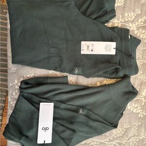 Alo Yoga Waffle Weekend Mock Neck Top & Jogger Set. Woman’s Size Large